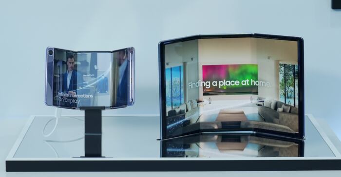 삼성디스플레이가 개발한 두 번 접는 OLED '플렉스지(G)'.