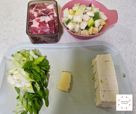 고추장찌개 재료-돼지고기 앞다리살-깍둑썰기해서 냉동해둔 야채들-대파-다진마늘-두부