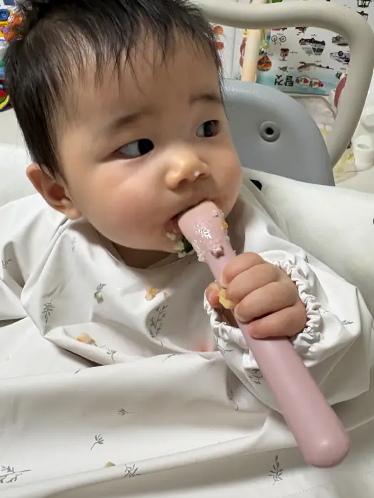 아이가 스푼으로 이유식 먹는 모습