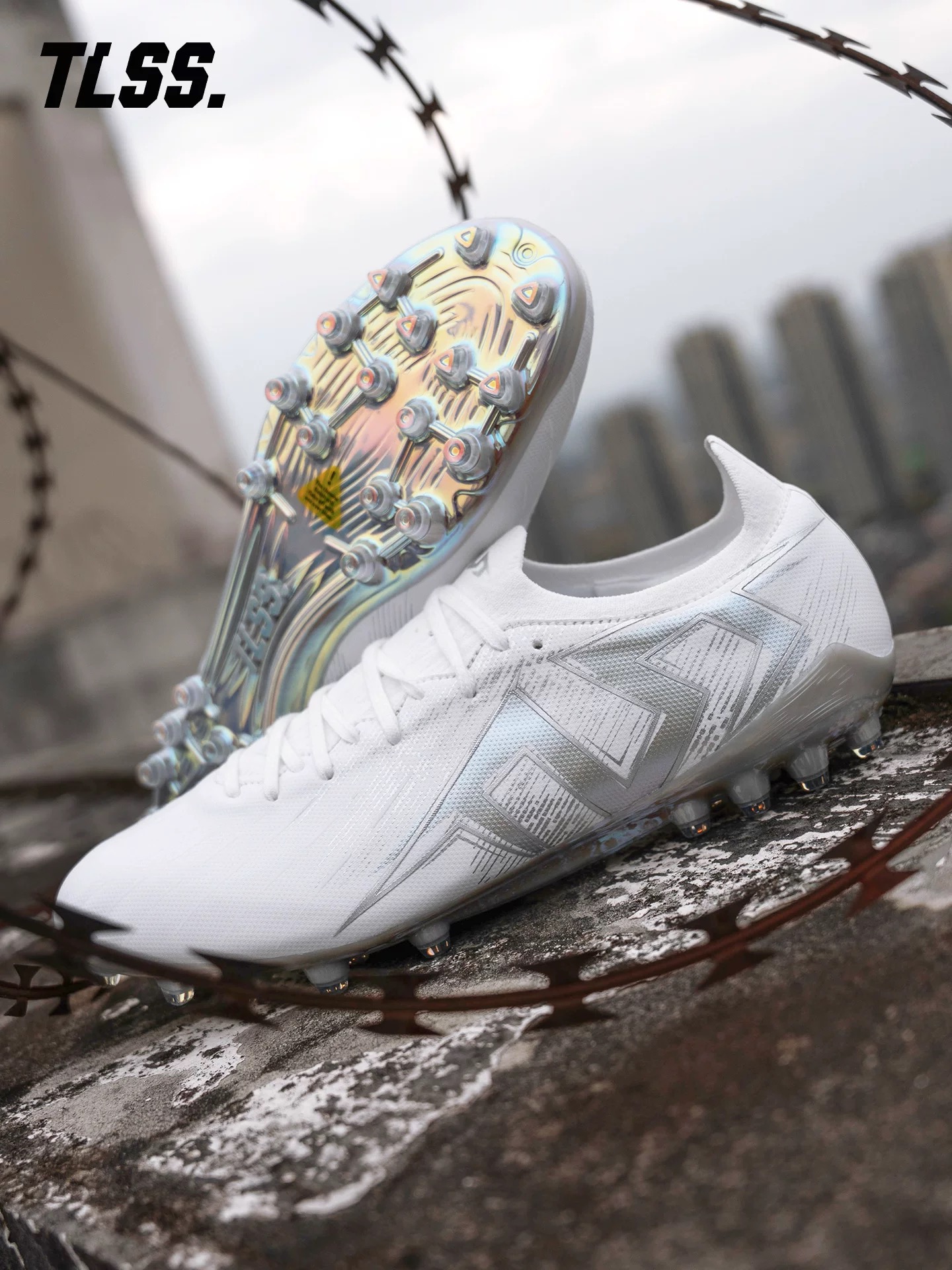 tlss 축구화 스트라이커 그레이 모델 이미지