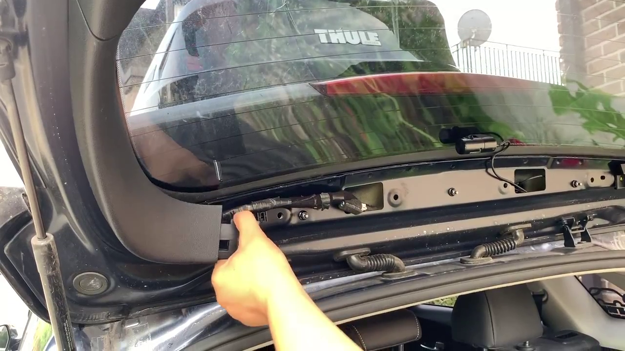 살짝 힘을주어 당긴다. 좀 과감하게 하라