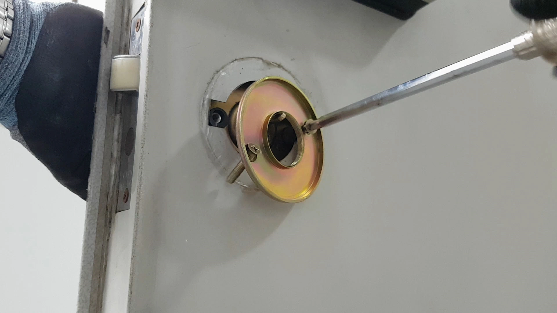 손잡이 고정 볼트 빼는 모습