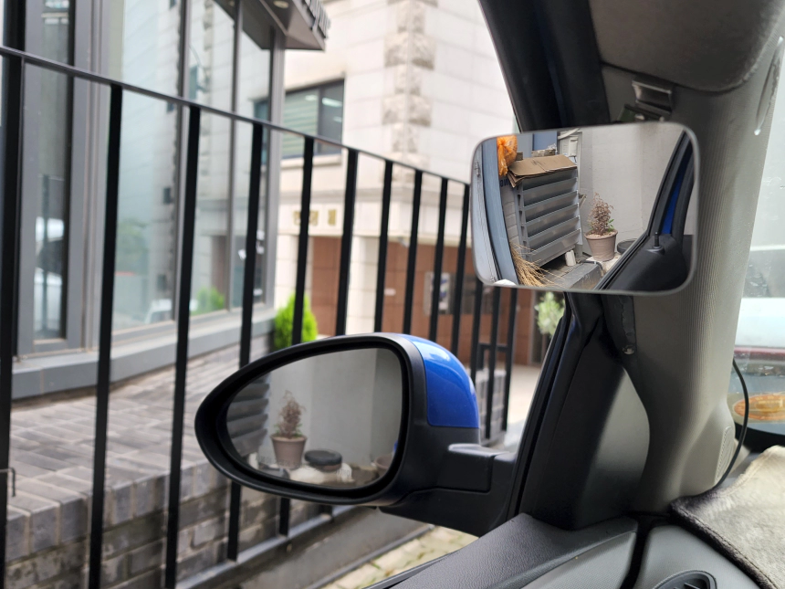 거울 각도 차이를 실외기 모습을 보면 알 수 있다.