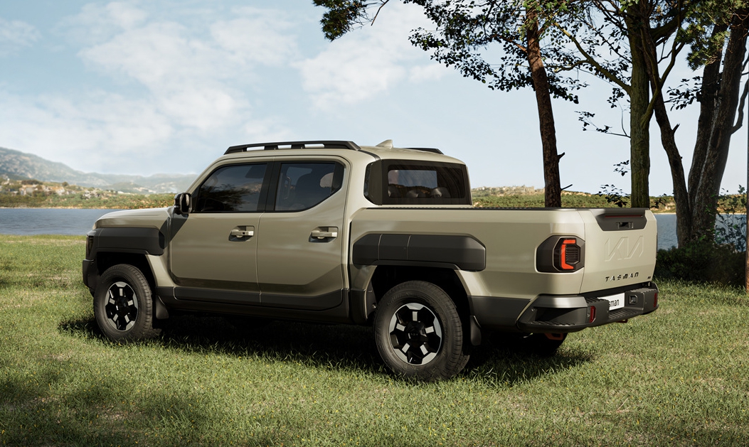 풀밭에 픽업트럭이 있는 모습