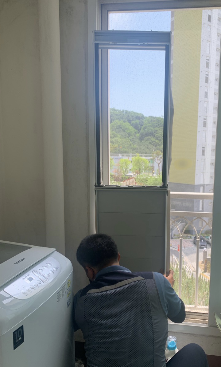 창문형 에어컨 설치 이미지