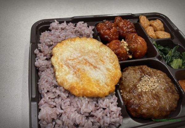 GS25 편의점 혜자로운 집밥 너비아니 & 닭강정 도시락 2023년 4월 반찬 구성(계란 후라이)