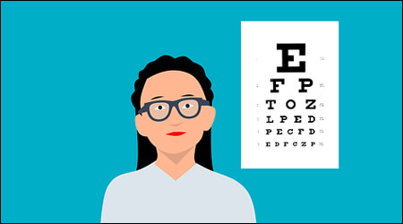 시력검사표와 안경을 쓴 여성