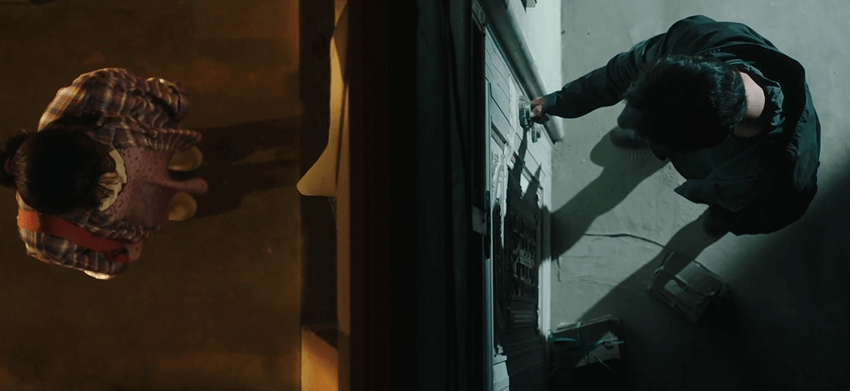 단활과 민상운이 문을 두고 마주하는 장면