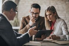 부부가-대출을-받기위해-전무가를-앞에두고-대출-상담을-하는-모습