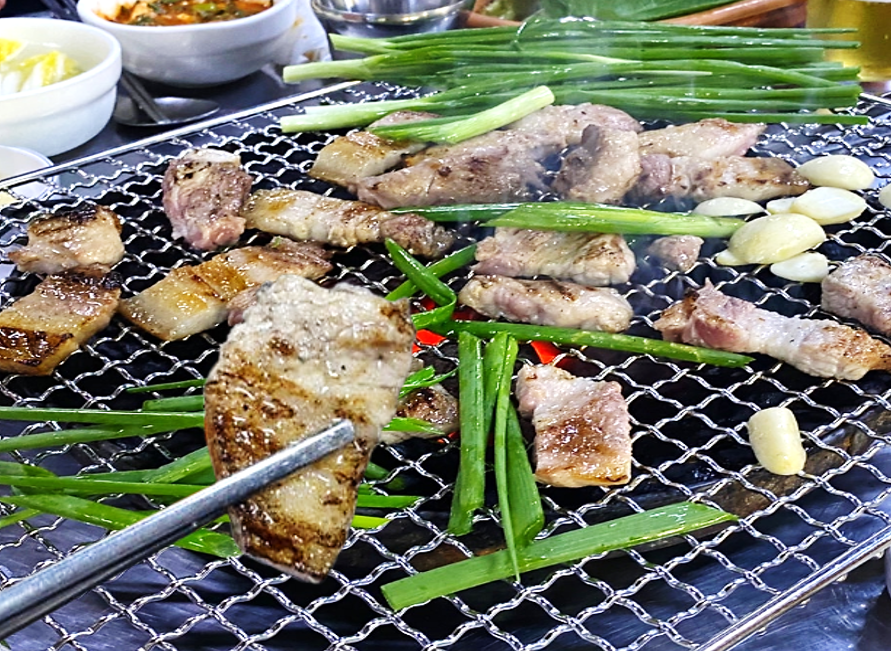 진해숯불막창의 생삼겹쪽파구이