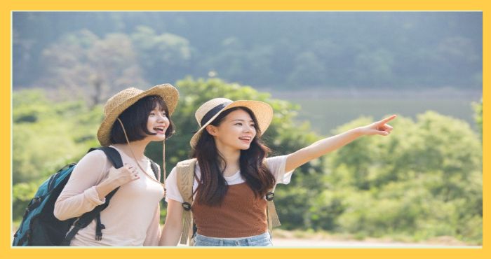 자연을 배경으로 여행을 즐기며 웃고 있는 두 여성의 모습으로&amp;#44; 연휴 기간의 캠핑이나 트래킹 여행을 나타낸 사진.