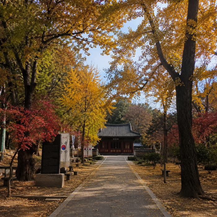 아산 현충사의 이순신 장군 사당과 단풍 든 경내 풍경
