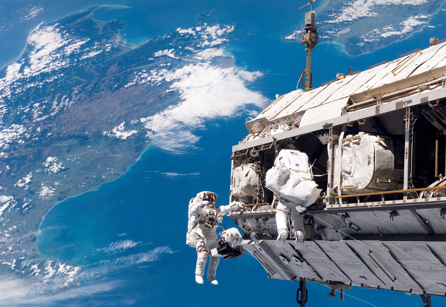 우주 비행의 심리적 영향과 우주 여행자의 경험