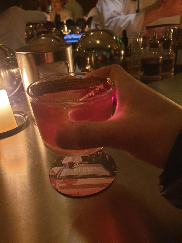 핑크색이 이쁜 MASA MARGARITA 칵테일을 손으로 들고 있는 모습