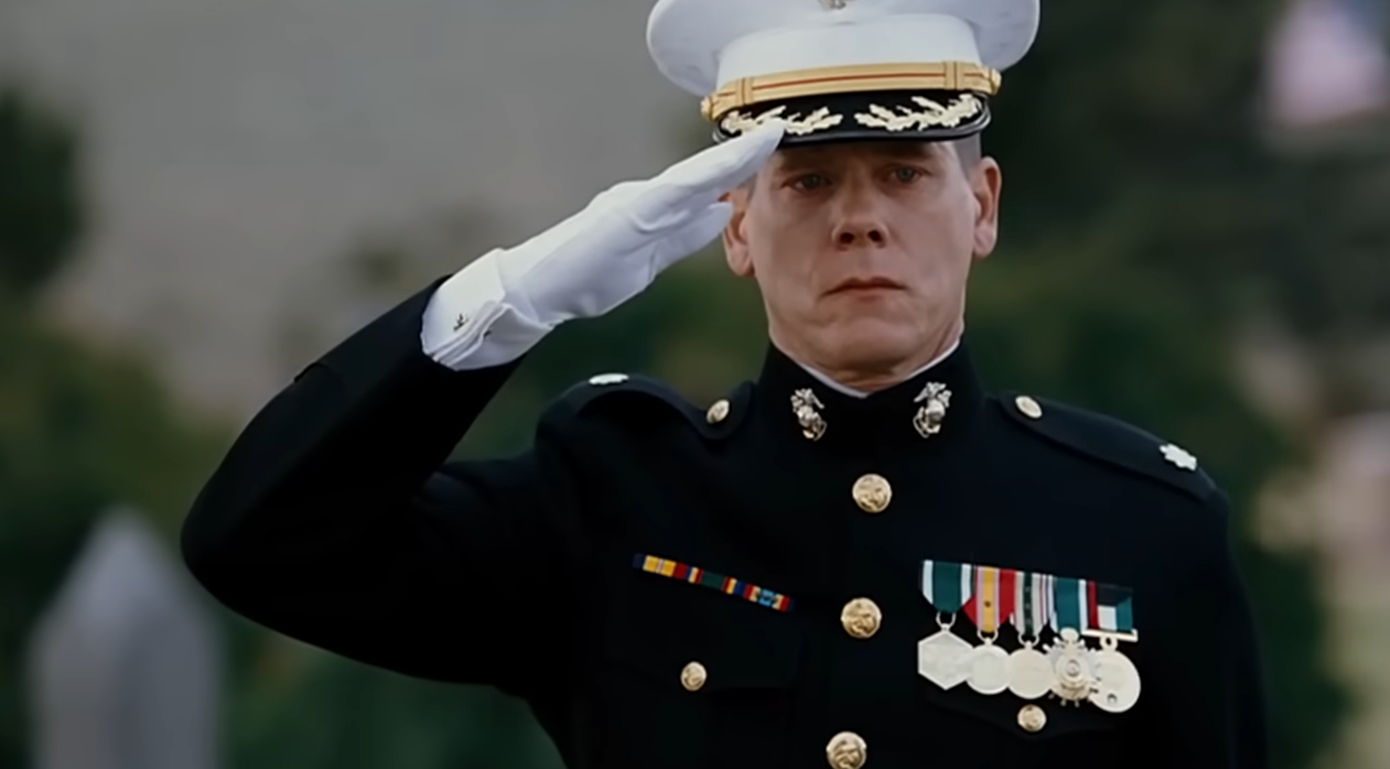 마지막까지 예우를 다하는 중령