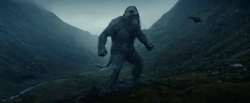 거대한 트롤로부터 도망치는 헬리곱터