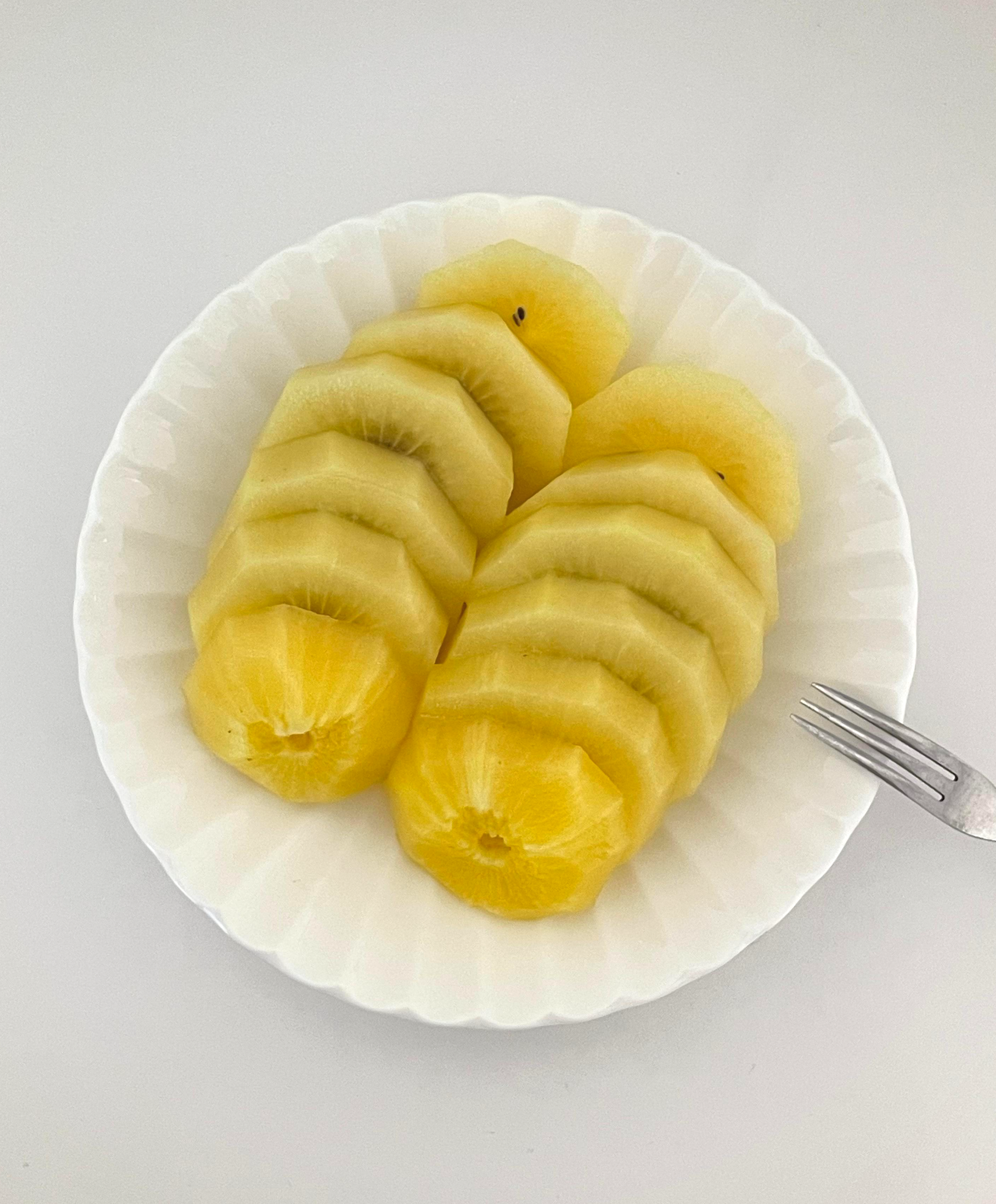 접시에 놓인 키위