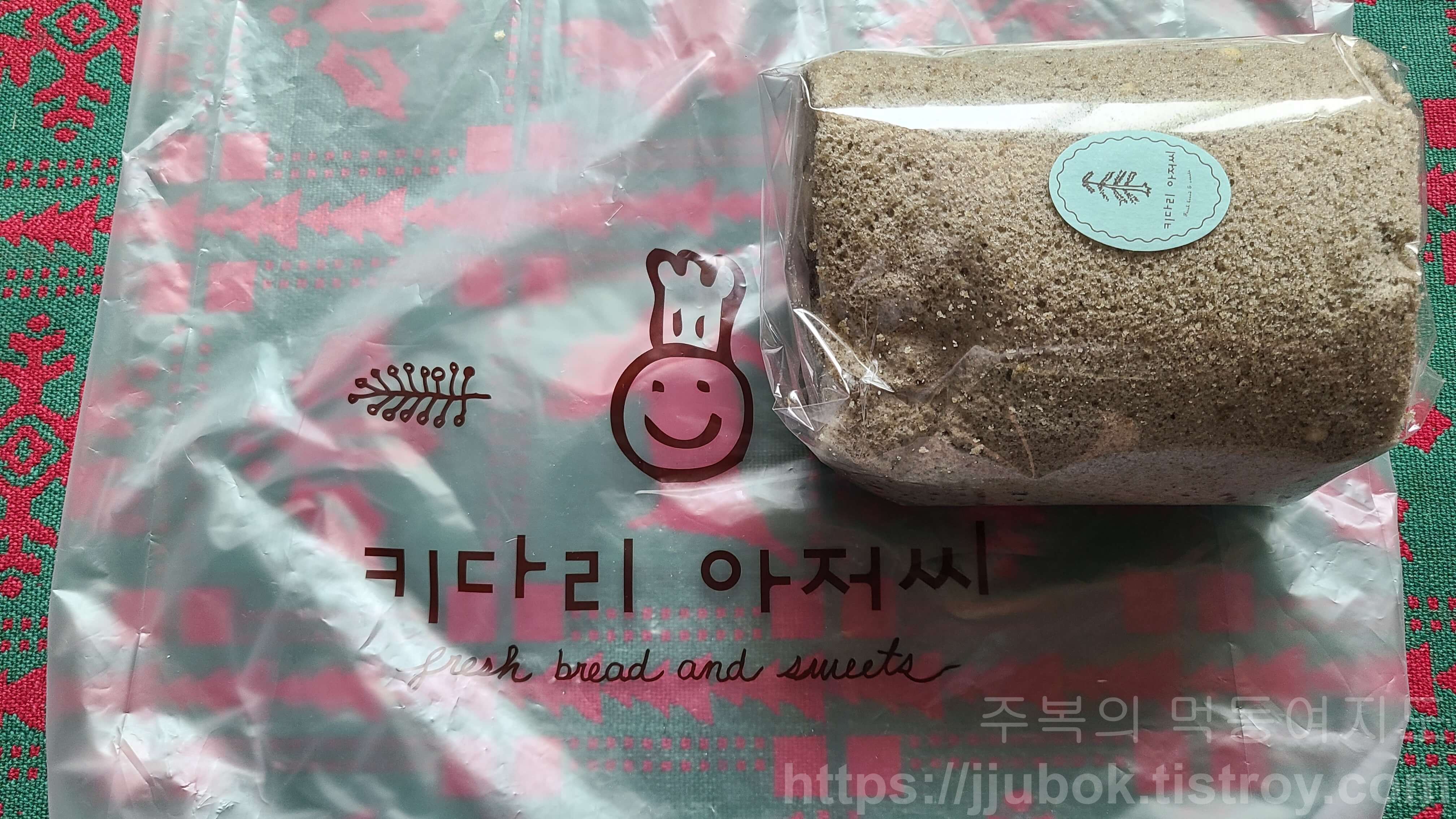 키다리-아저씨-흑임자-롤케이크