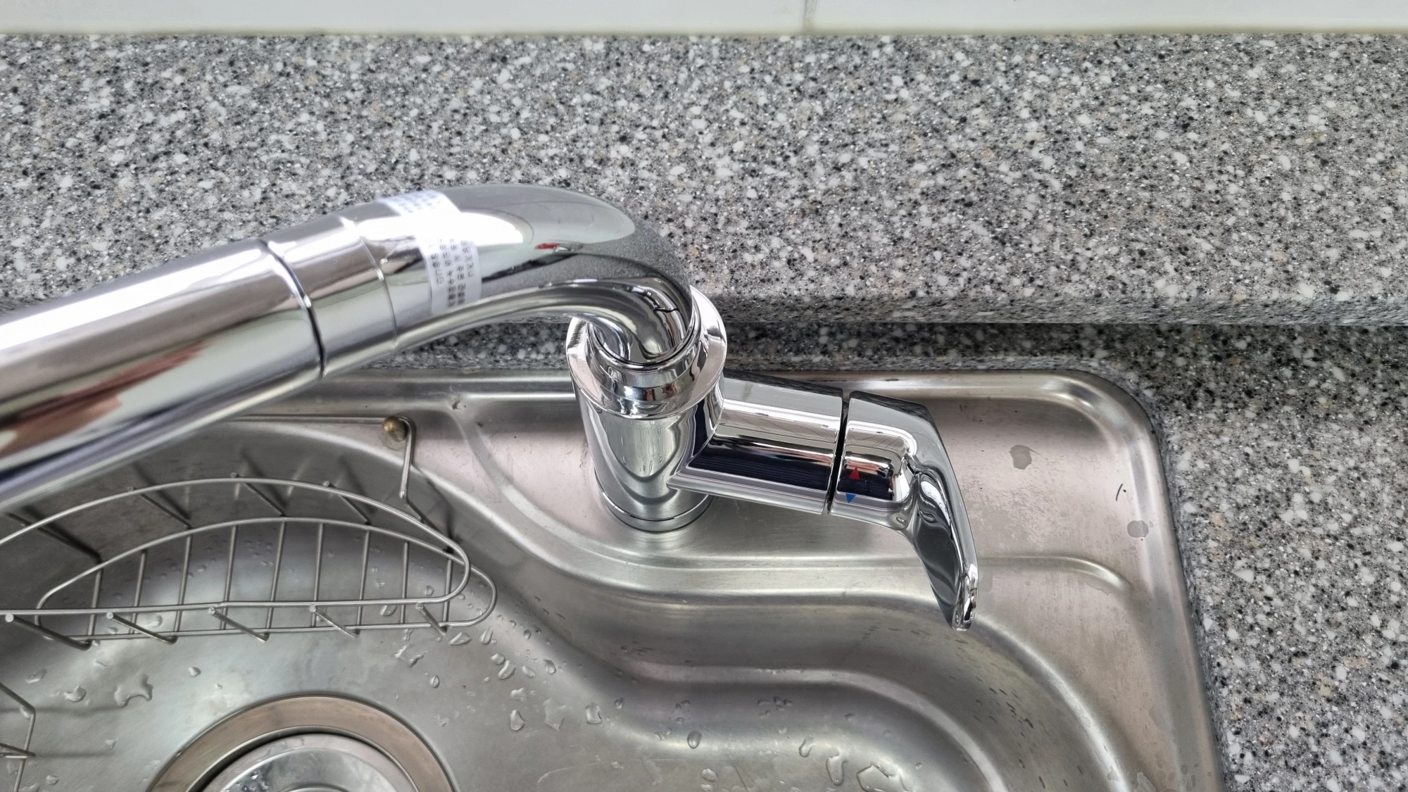 싱크대 수도꼭지 원홀수전 고정 모습