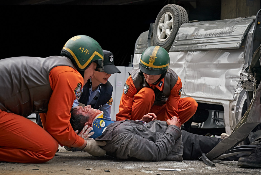영화 소방관 첫 현장에서 헤매는 철웅