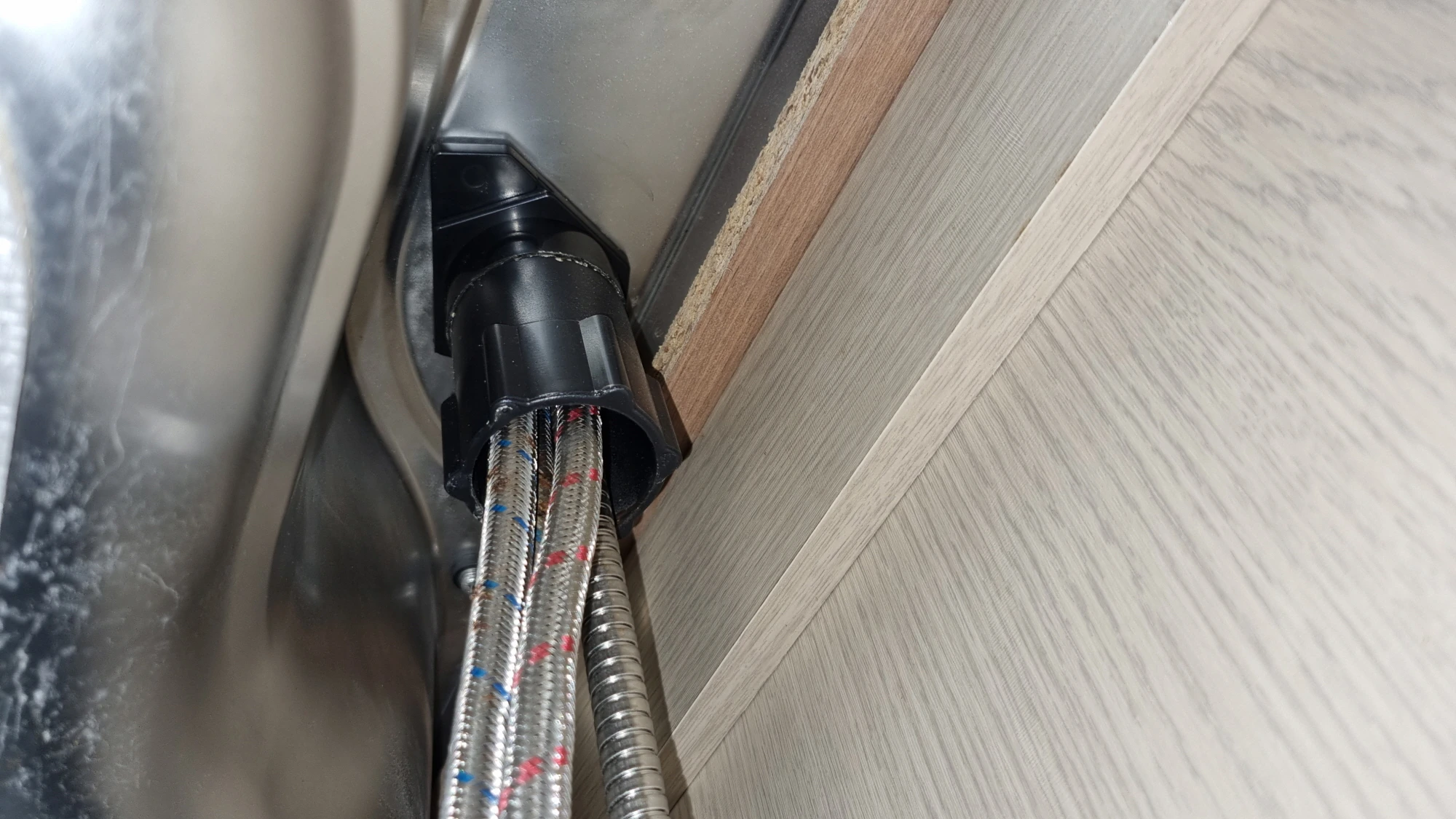 수전 고정 상태