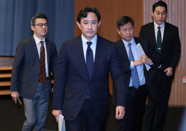 최윤범 고려아연 회장이 13일 서울 중구 대한상공회의소에서 기자회견을 마친 뒤 퇴장하고 있다.