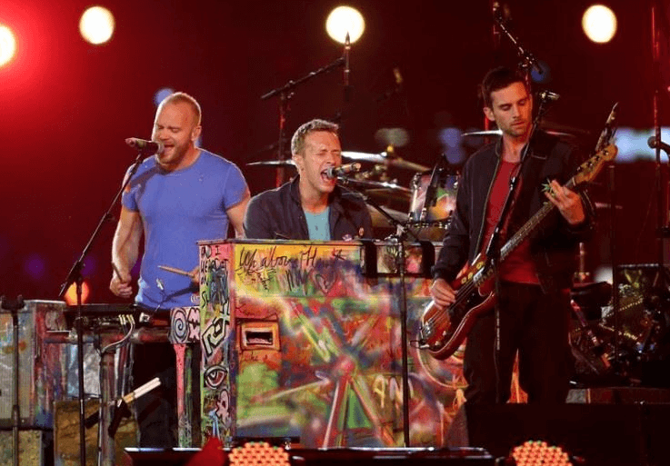 각자-연주중인-콜드플레이-멤버들