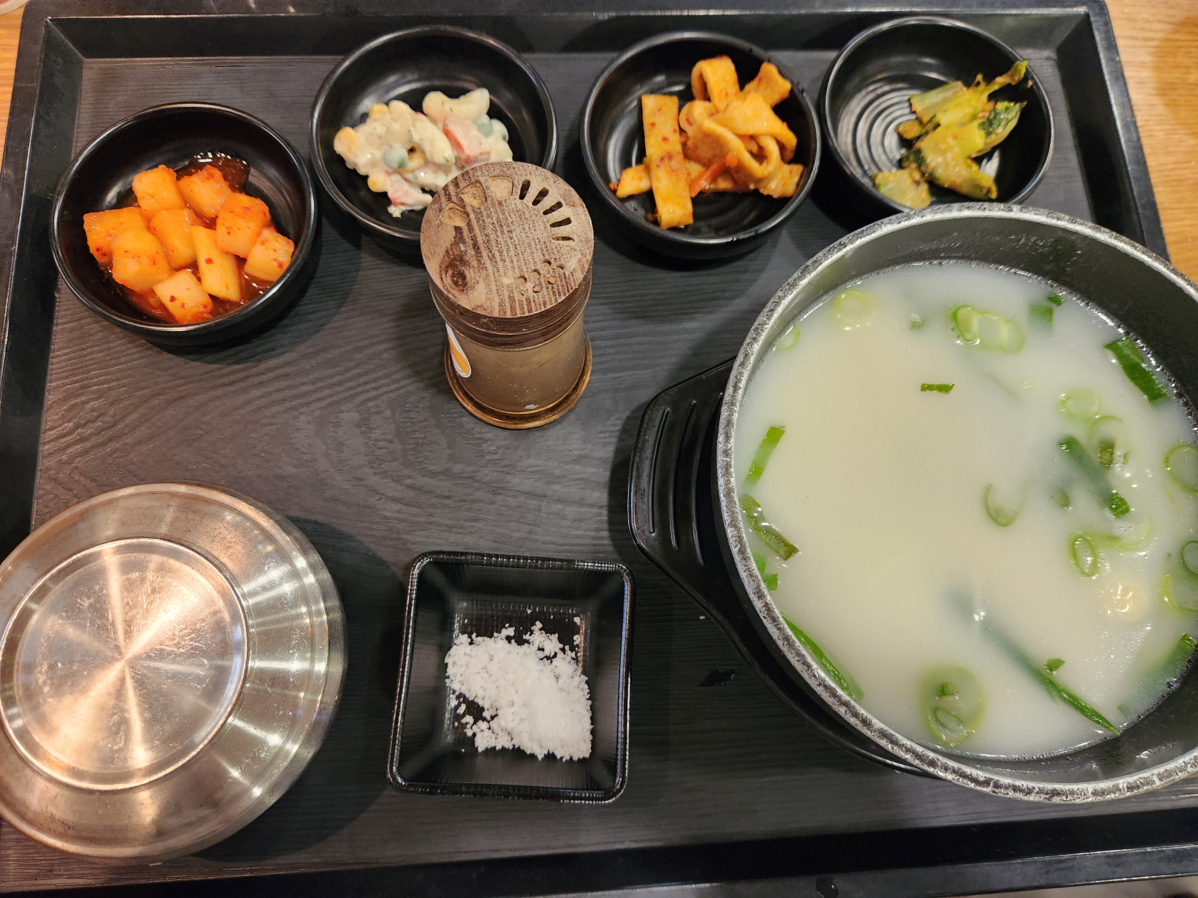 뜨끈한 설렁탕 한 그릇이다.