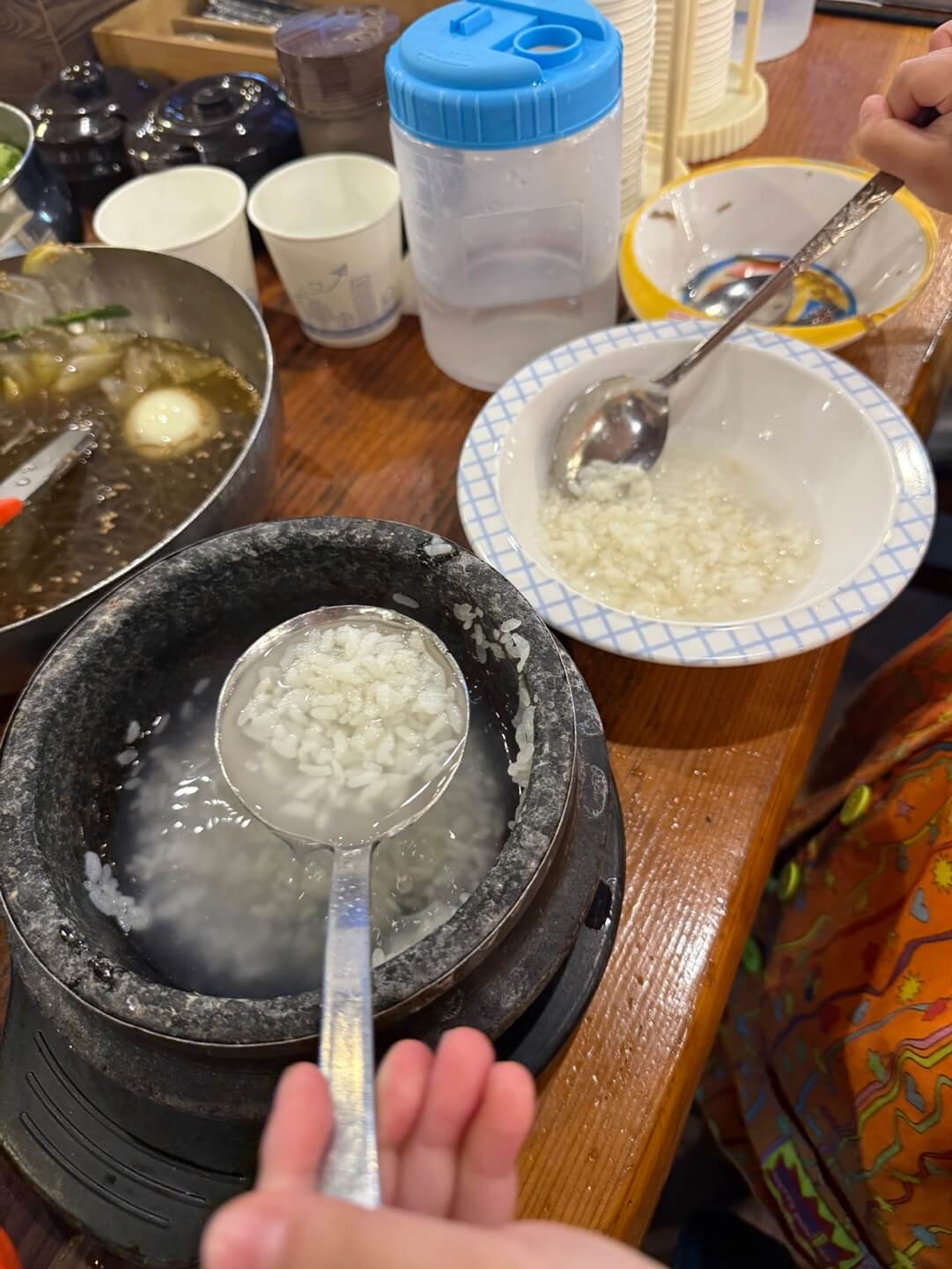 돌솥밥 누룽지 국자로 퍼는 모습