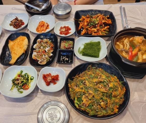 해물전 찌개 등의 한상 차림