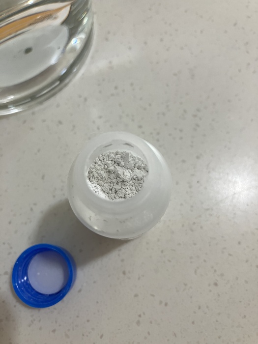 루톤 분말 제품의 파란색 뚜껑을 연 모습