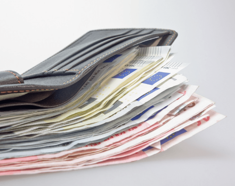 지갑에 돈이 아주 많은 사진