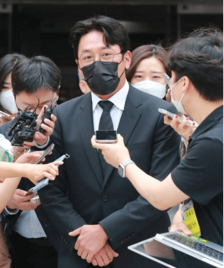 법원앞에선-하정우-정장