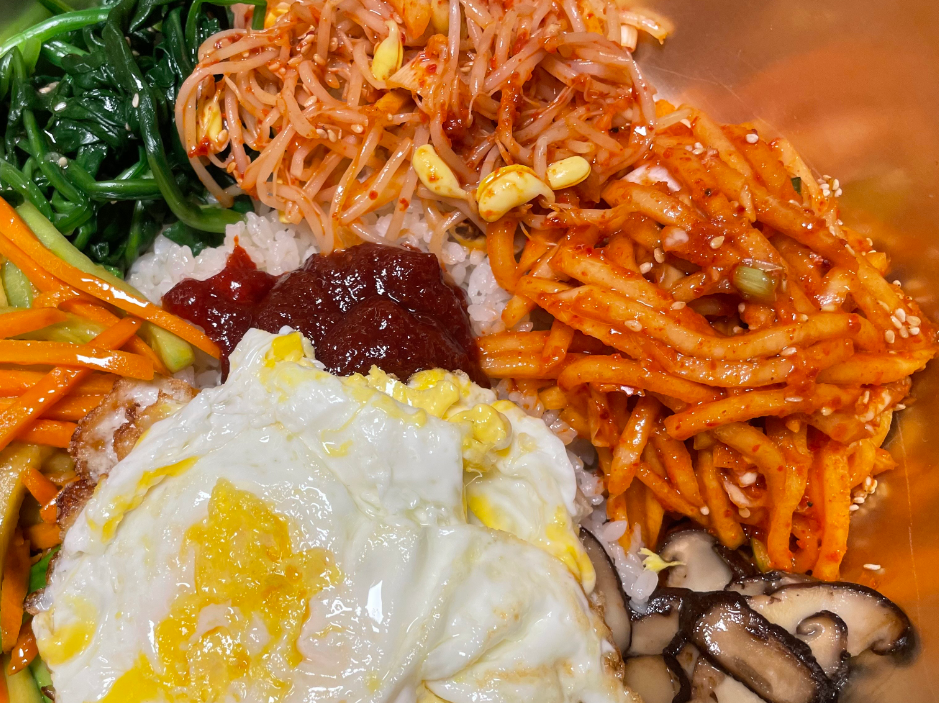무생채 맛있게 하는법 : 비빔밥에 무생채와 계란후라이&amp;#44; 시금치가 놓여있다
