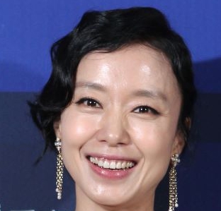 해 맑게 웃는 표정이 자연스러운 배우 전도연