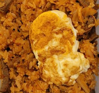 장조림 버터 김치 볶음밥위의 계란