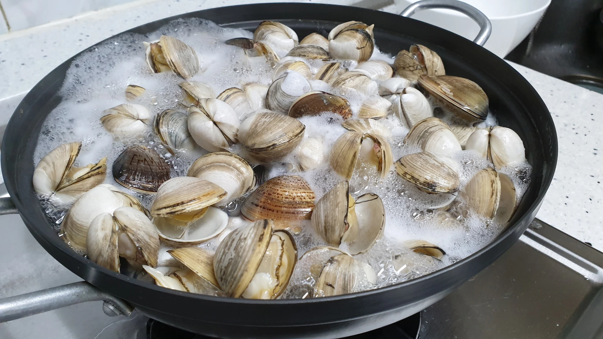 조개 삶는 모습