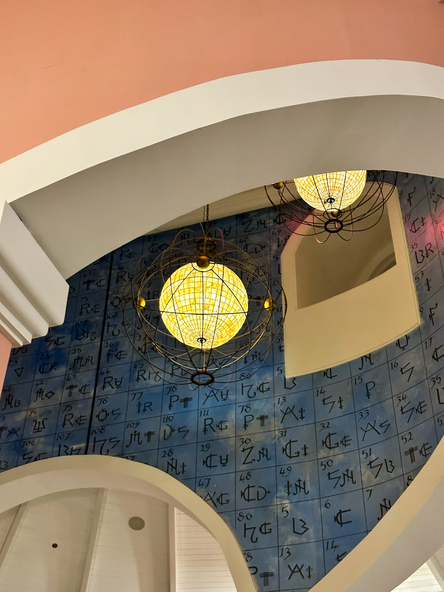 푸꾸옥 켐비치 JW 메리어트 리조트 내 화학학과 컨셉의 디오씨 바의 주기율표 그려진 천장