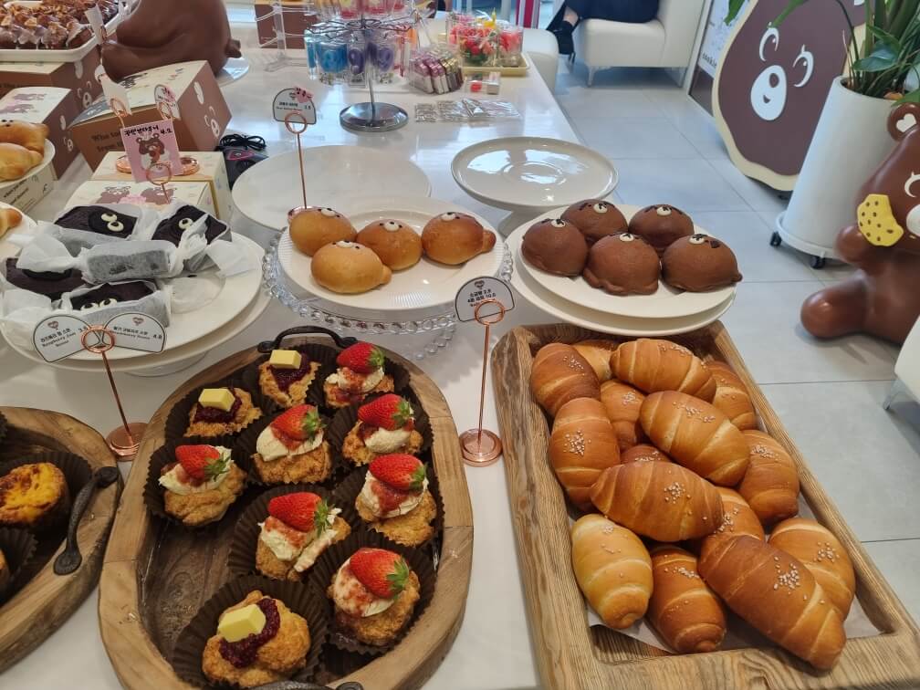 위파티에서 파는 스콘과 소금빵 사진 