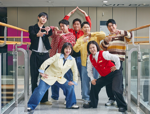 &#39;구해줘 홈즈&#39; 5주년 기자간담회에 참석한 정다히 PD와 (복팀)박나래&#44; 양세형&#44; 장동민 (덕팀) 김숙&#44; 양세찬&#44; 김대호&#44; 주우재가 사진촬영을 하고 있다. [사진=MBC]