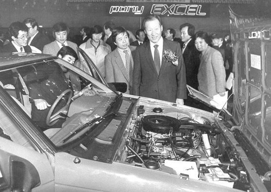 1985년 포니 엑셀 신차 발표회 현장에 참석한 아산 정주영 선대회장(사진 가운데).