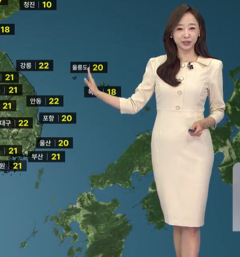 노은지 기상캐스터 2026년 4월 전국 낮 기온 예보를 안내하는 모습