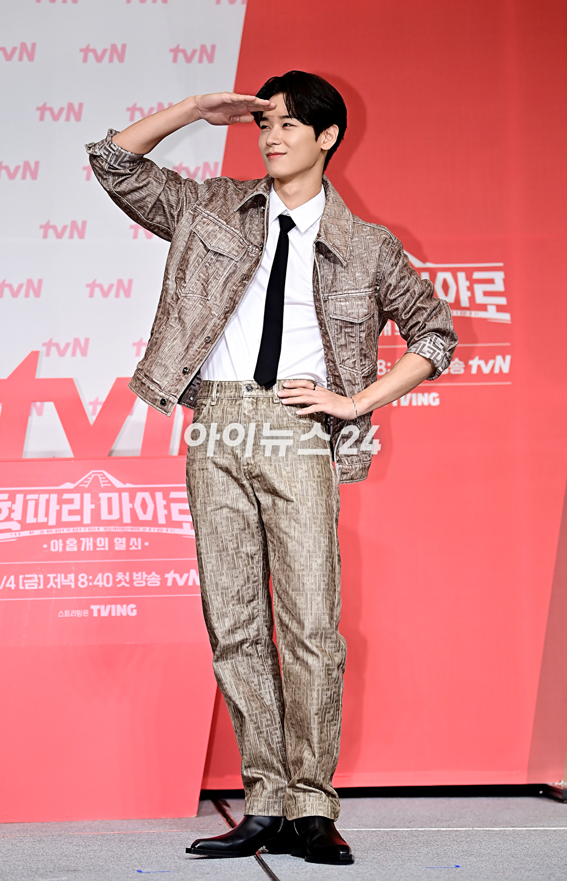배우 김성균, 차승원, 더보이즈 주연이 1일 오후 서울 마포구 서울가든호텔에서 열린 tvN '형따라 마야로 : 아홉 개의 열쇠' 제작발표회에서 포토타임을 갖고 있다. [사진=곽영래 기자]
