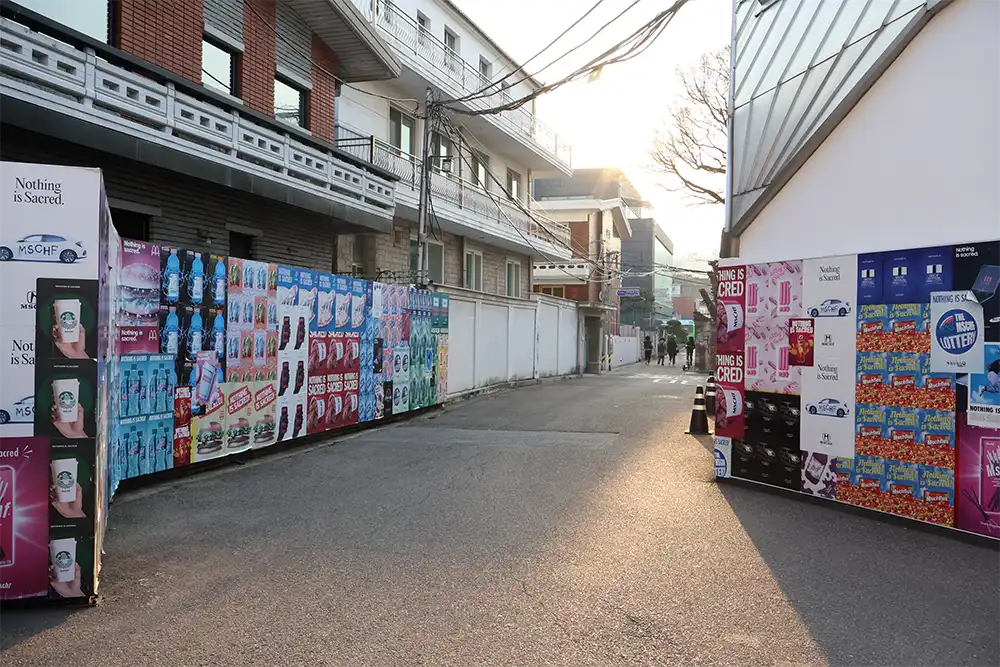 대림미술관-출구-전경-양쪽-벽멘에-가득한 포스터들