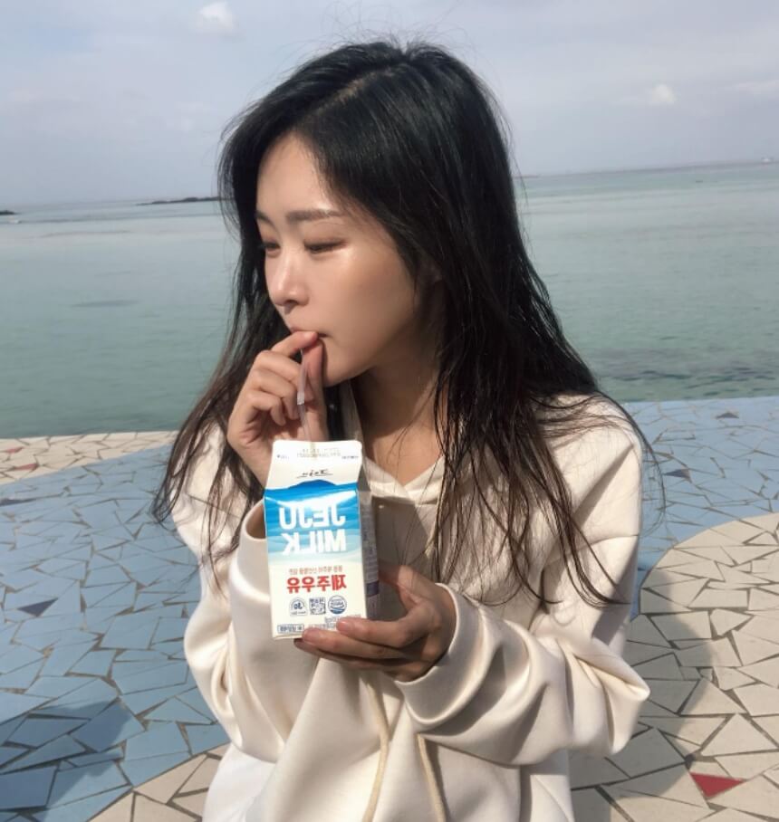 우유를먹고있는-긴머리여성의모습