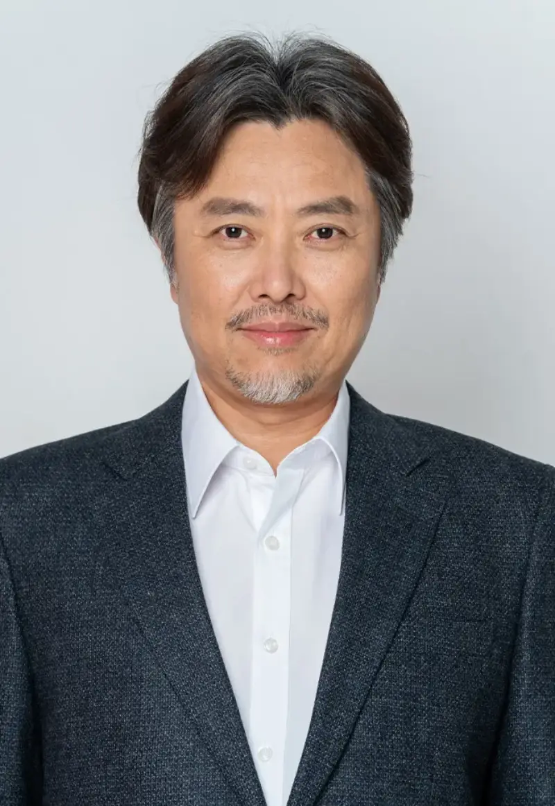 남색 정장 자켓을 입고 반백에 수염이 있는 소방서 옆 경찰서 그리고 국과수의 백참