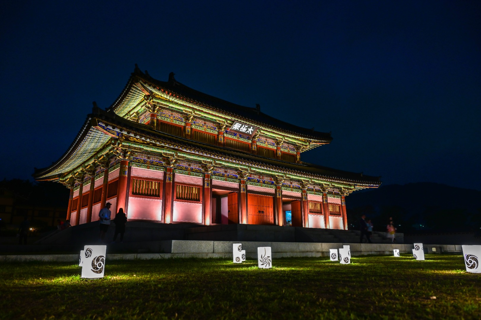 빛 축제 영원 본관 모습