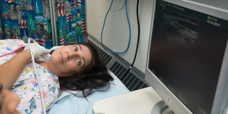 경동맥 초음파 검사 받는 사진