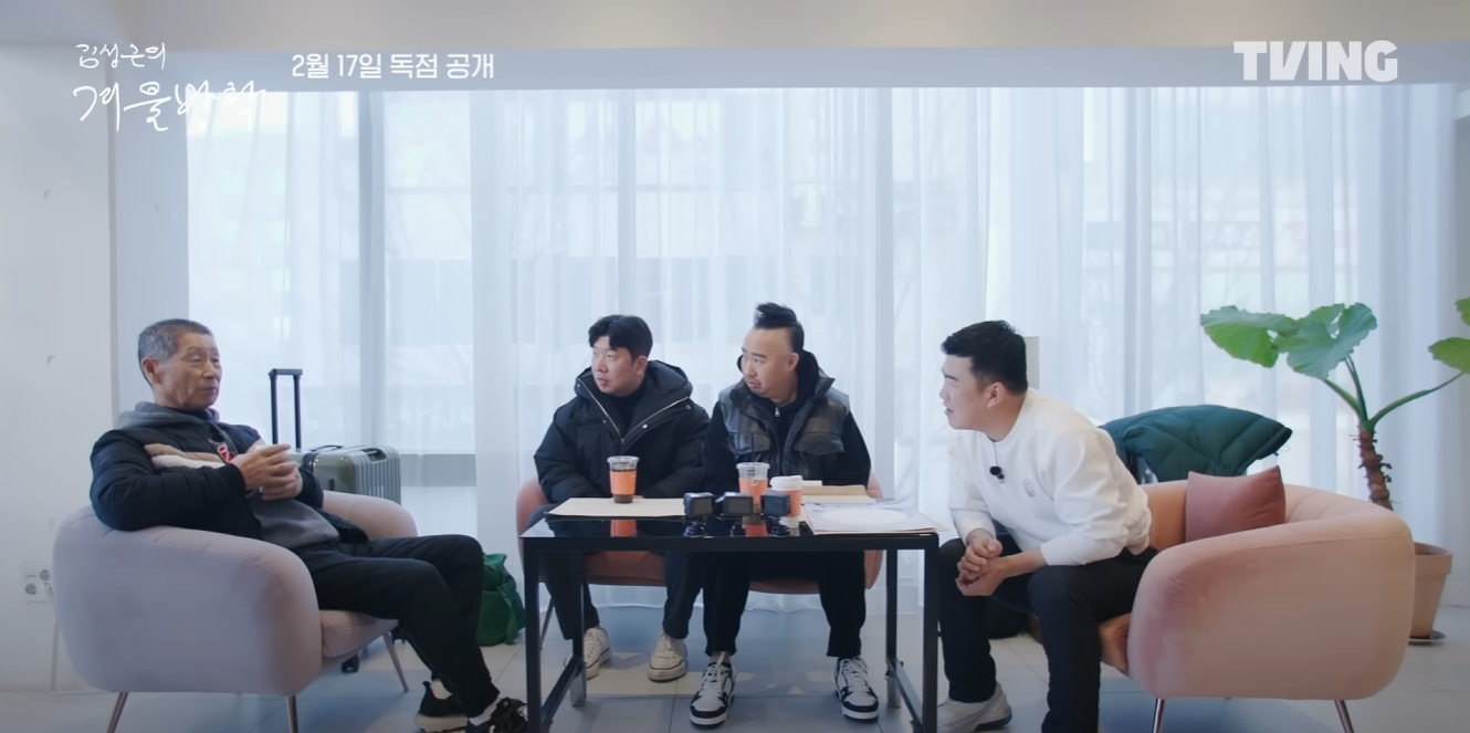 하얀색 배경 카페에 왼쪽부터 김성근 감독님, 신재영 선수, 유희관 선수, 정근우 선수가 앉아 있다.