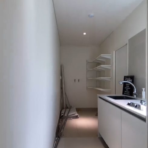 주방 뒤쪽에 보조주방 및 창고